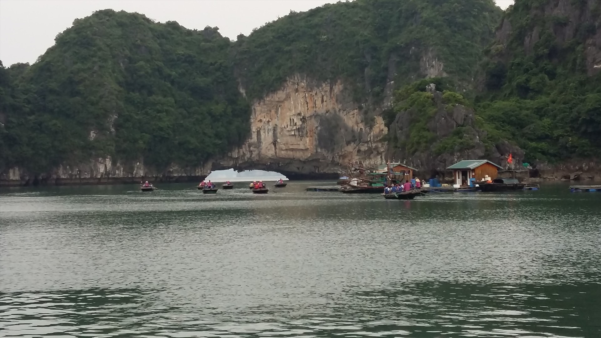 Du khách tham quan làng chài Vung Viêng. Ảnh: Nguyễn Hùng