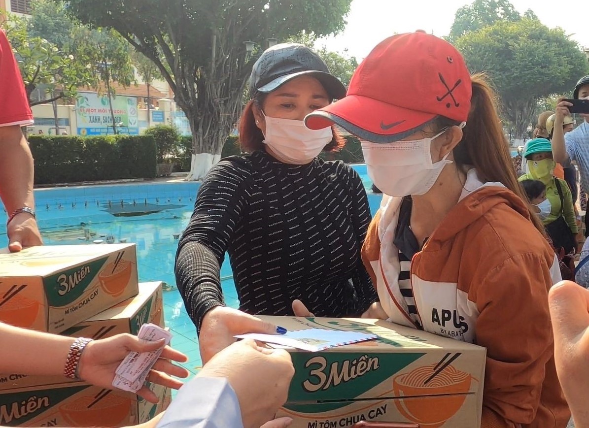 Người bán vé số ở Bình Dương được mạnh thường quân hỗ trợ từ đầu tháng 3.2020. Ảnh: Đình Trọng