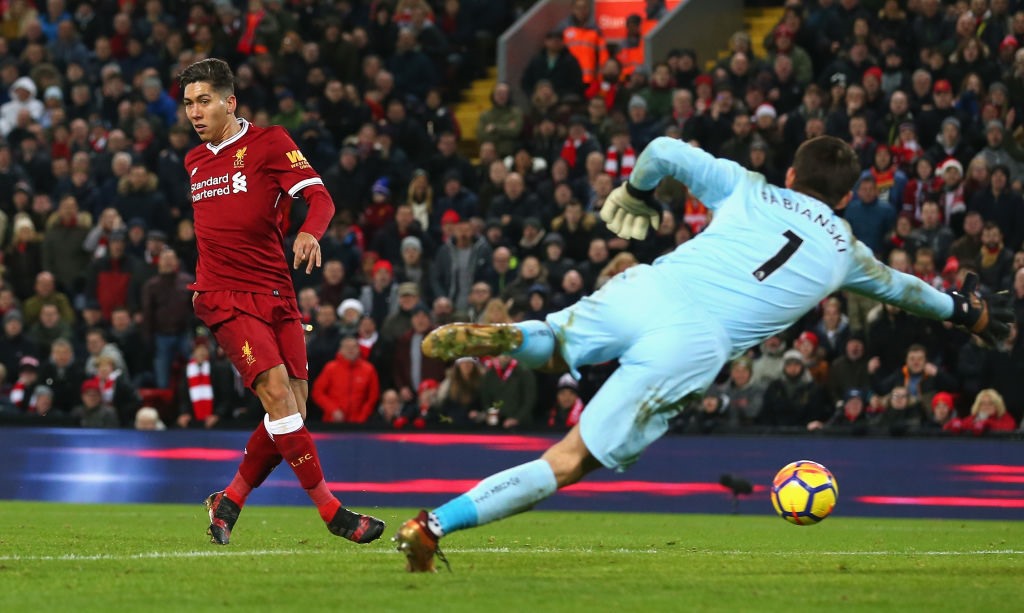 Một pha ghi bàn không cần nhìn của Roberto Firmino. Liệu sắp tới sẽ có xoạc bóng không cần nhìn tại ngoại hạng Anh? Ảnh: 101greatgoals.com