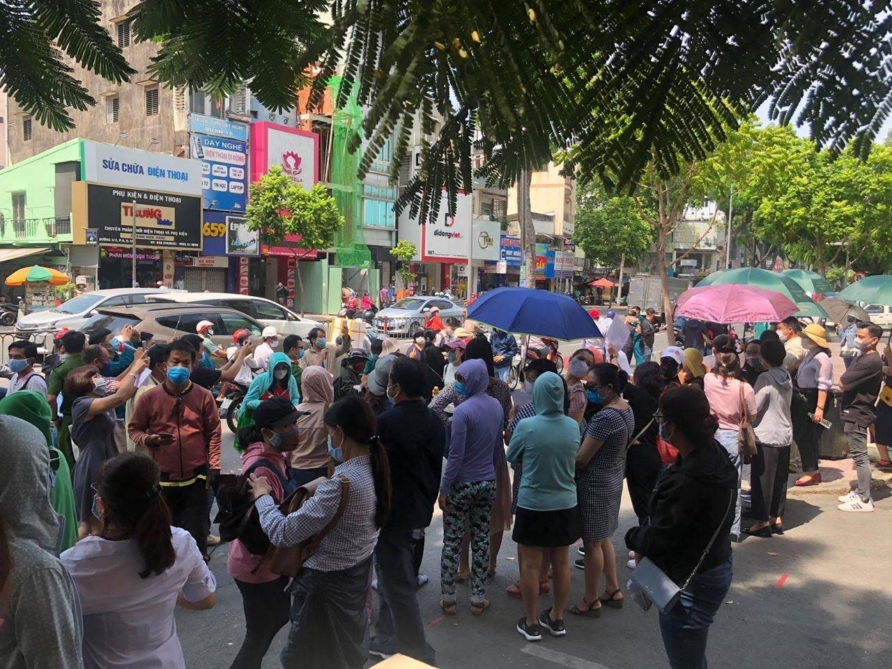 Mặc dù chờ đợi rất lâu nhưng phụ huynh chưa thể gặp đại diện nhà trường. Ảnh: Huyên Nguyễn