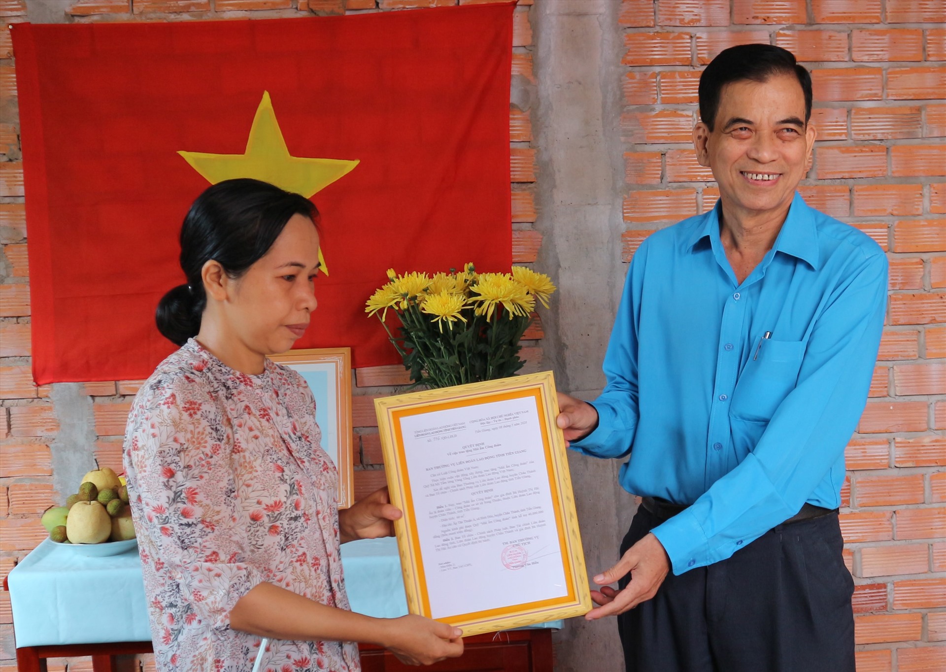 Đồng chí Trương Văn Hiền - Chủ tịch LĐLĐ tỉnh Tiền Giang - trao quyết định bàn giao Mái ấm Công đoàn cho đoàn viên. Ảnh: Lý Oanh