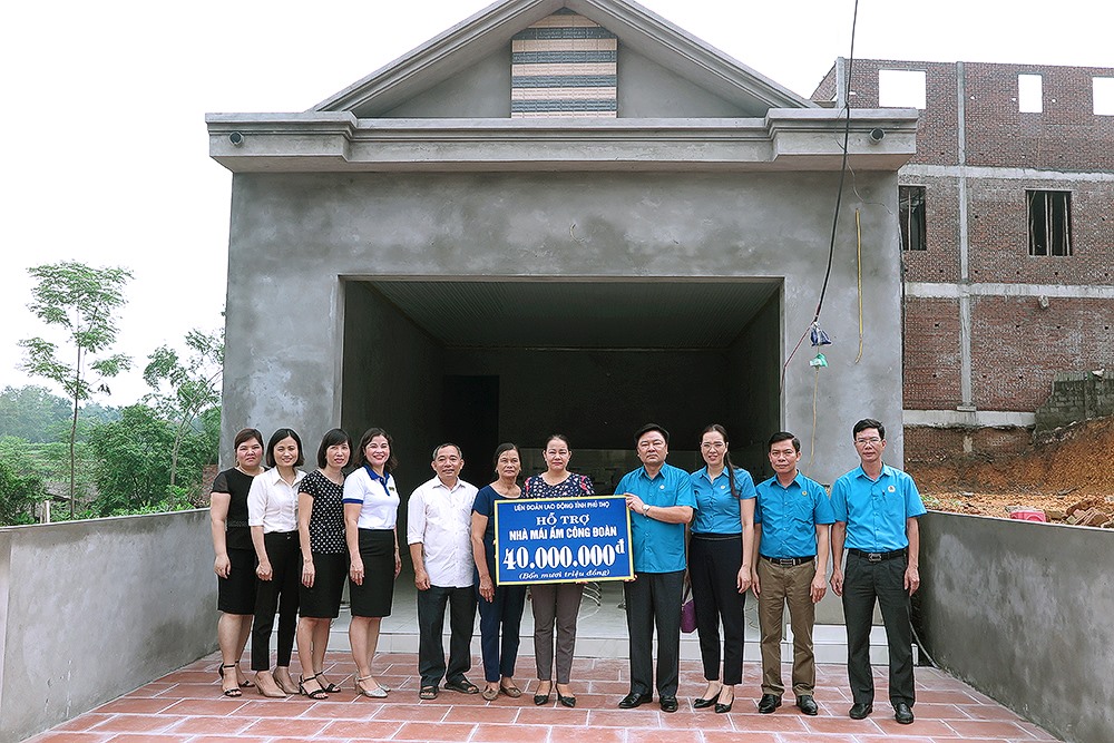 LĐLĐ tỉnh trao số tiền 40 triệu đồng hỗ trợ đoàn viên Nguyễn Thị Kim Hoa đoàn viên CĐCS trường Tiểu học Tạ Xá 2 xây dựng Nhà Mái ấm Công đoàn. Ảnh: Hoàng Tuấn