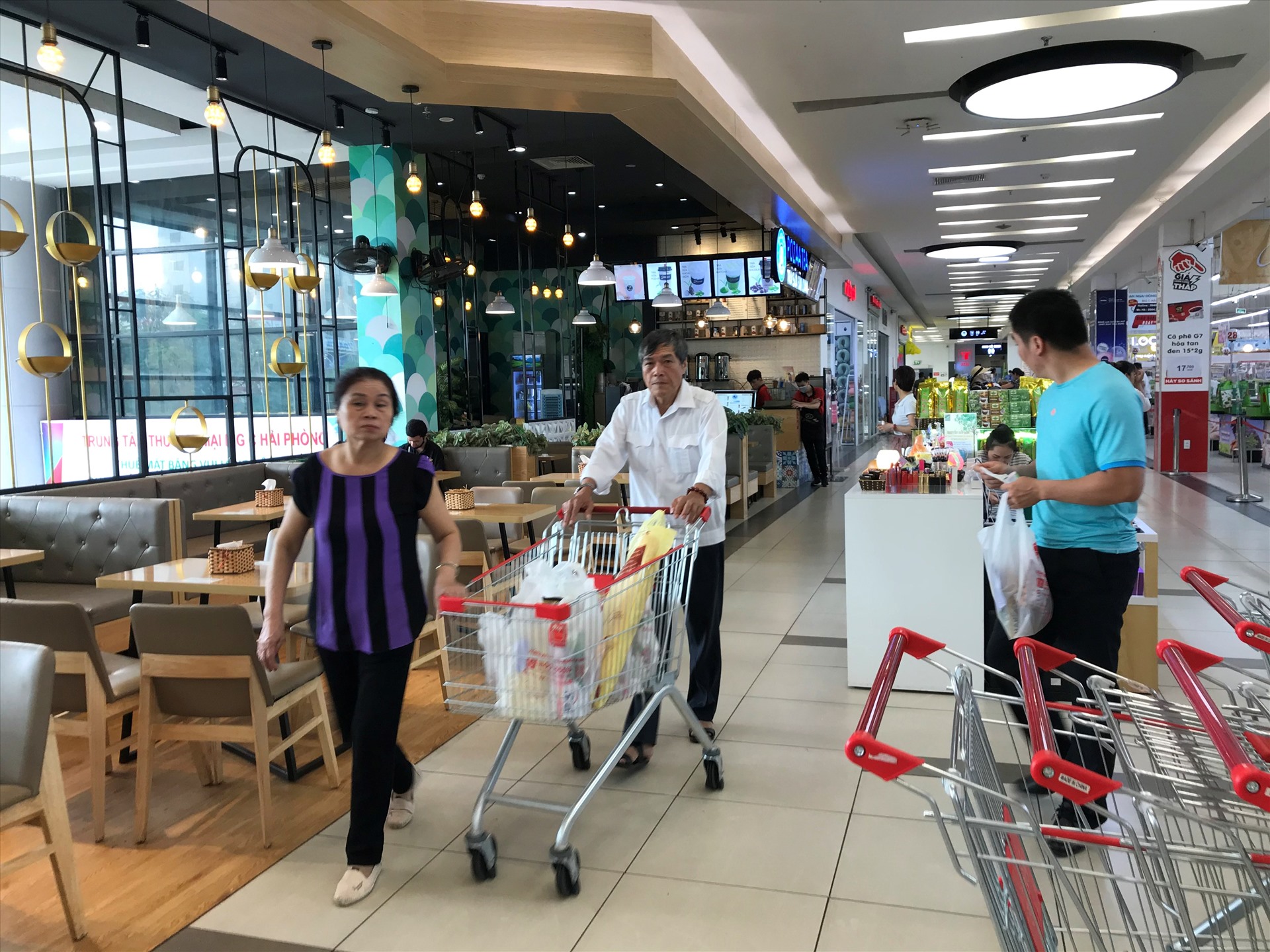 Người dân đi siêu thị không đeo khẩu trang. Ảnh ĐL