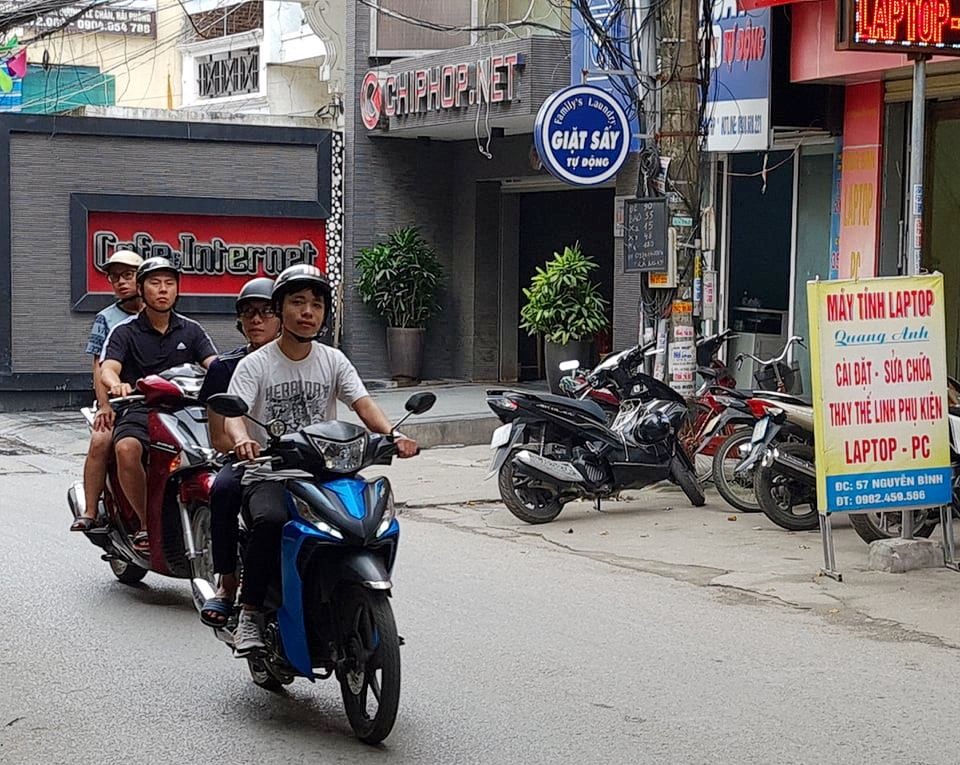 Nhiều thanh niên cũng không đeo khẩu trang khi tham gia giao thông. Ghi nhận tại đường Nguyễn Bình sáng 14.5. Ảnh ĐL