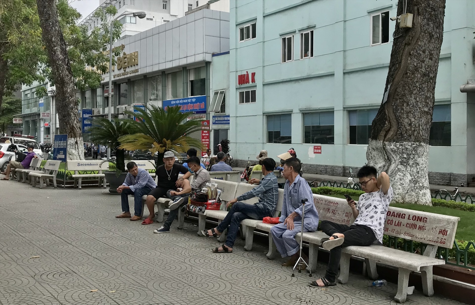 Trước cửa khu khám bệnh Bệnh viện Hữu nghị Việt Tiệp, nhiều người dân không đeo khẩu trang, vô tư nói chuyện. Ảnh ĐL