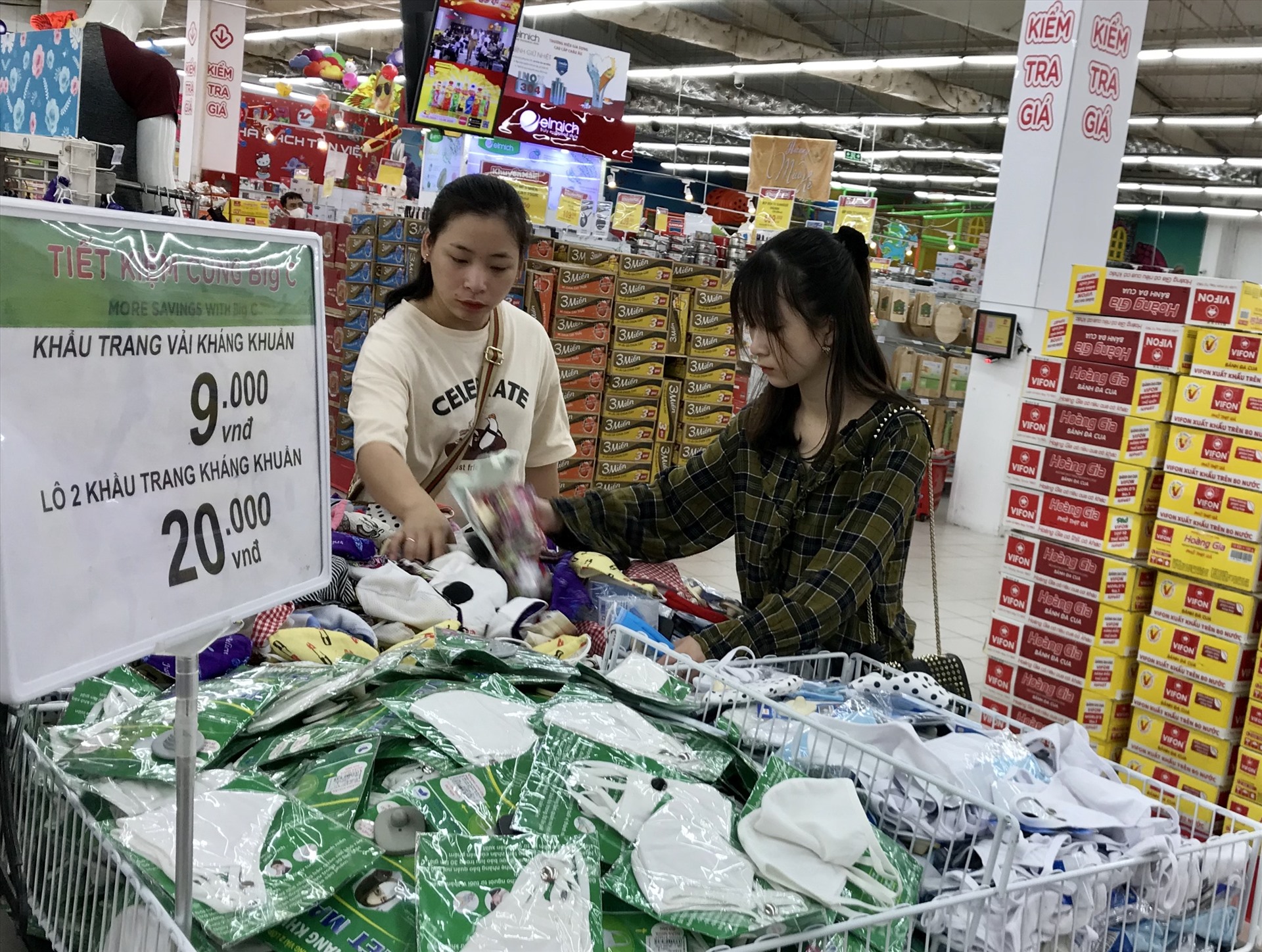 Người dân không đeo khẩu trang khi đi siêu thị tham quan, mua sắm. Ảnh ĐL