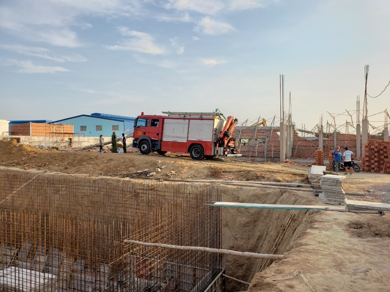 Lực lượng chức năng đang cứu hộ người gặp nạn. Ảnh: Hà Anh Chiến