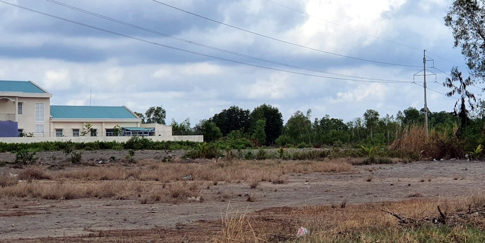 Hiện tại Khu thiết chế văn hóa xã Phong Thạnh Tây, thị xã Giá Rai chỉ là bãi đất trồng không thể xây dựng các hạng mục kèm theo do nằm dưới lưới điện cao áp (ảnh Nhật Hồ)