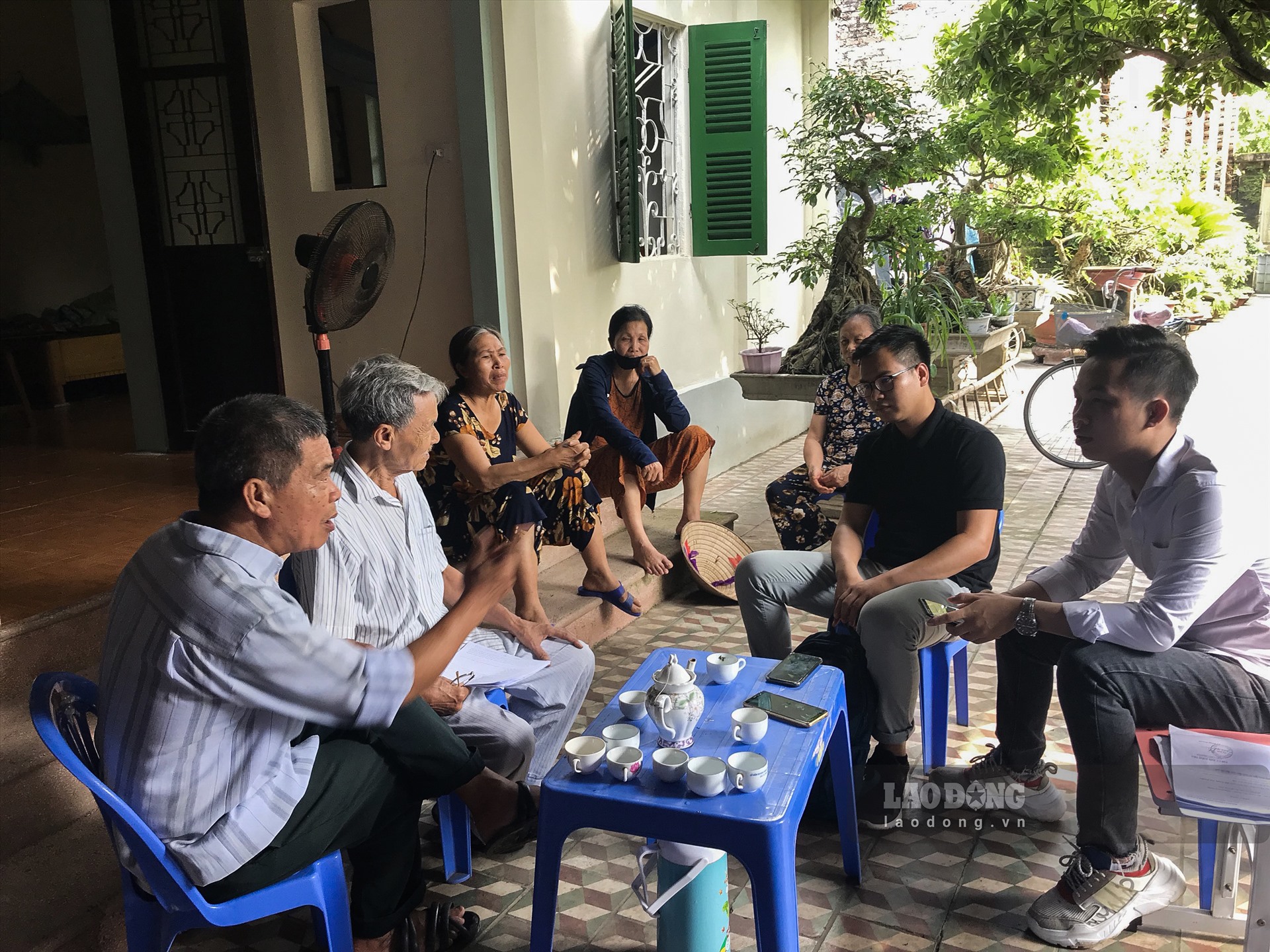 Nhiều người hiến đất làm ao bức xúc cho rằng, ao cá Bác Hồ đang bị lấn chiếm.