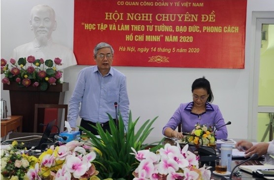 Đồng chí Vũ Đức Nam - Trưởng Ban Tuyên giáo Đảng ủy khối các cơ quan Trung ương báo cáo chuyên đề về “Tư tưởng, đạo đức, phong cách Hồ Chí Minh”. Ảnh: Lan Anh