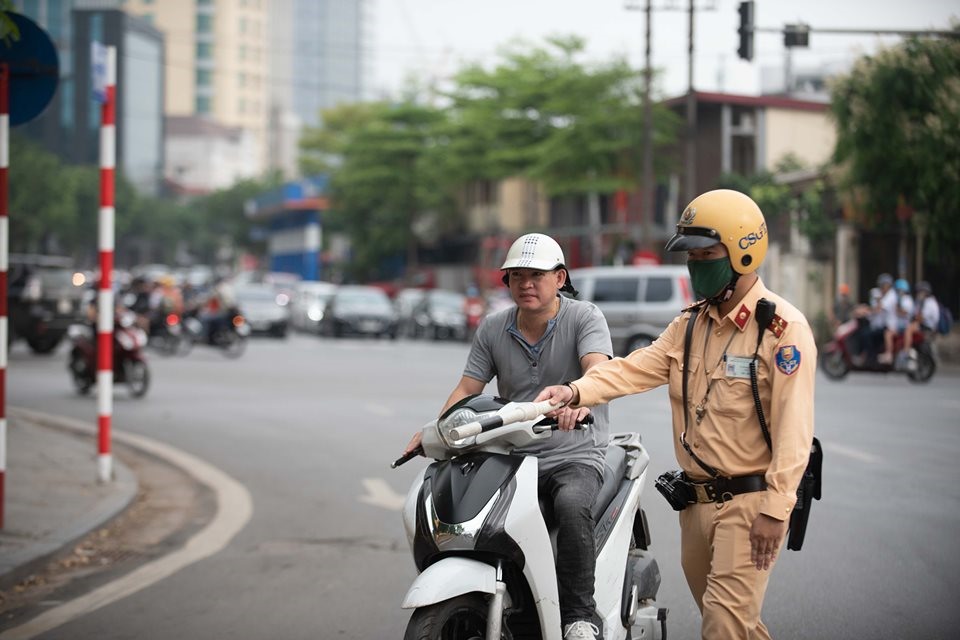 CSGT được phép dừng kiểm tra bất kì phương tiện kể cả không có dấu hiệu vi phạm giao thông.