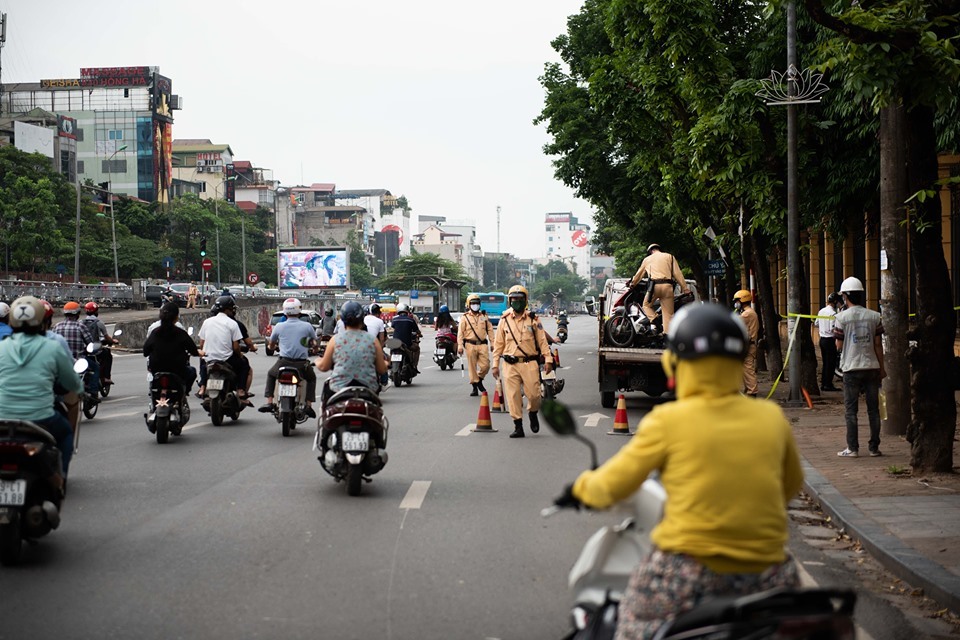 Đội CSGT số 1 ra quân xử lý vi phạm.