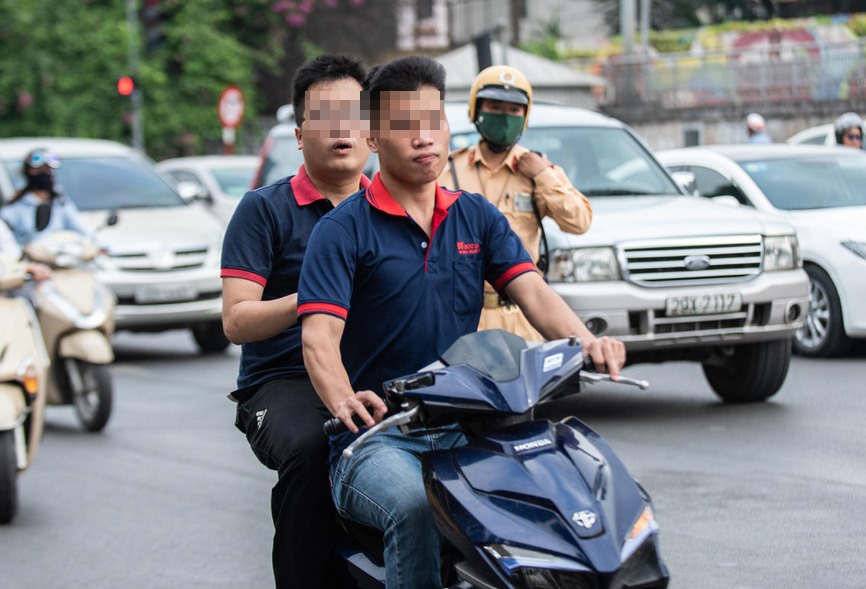 2 nam thanh niên tăng ga phóng nhanh bỏ chạy. Ảnh: Phạm Đông