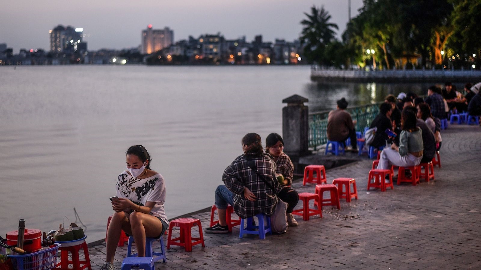 Hết giãn cách, người Hà Nội ngắm hoàng hôn ven hồ, ngày 2.5.2020. Ảnh: AFP