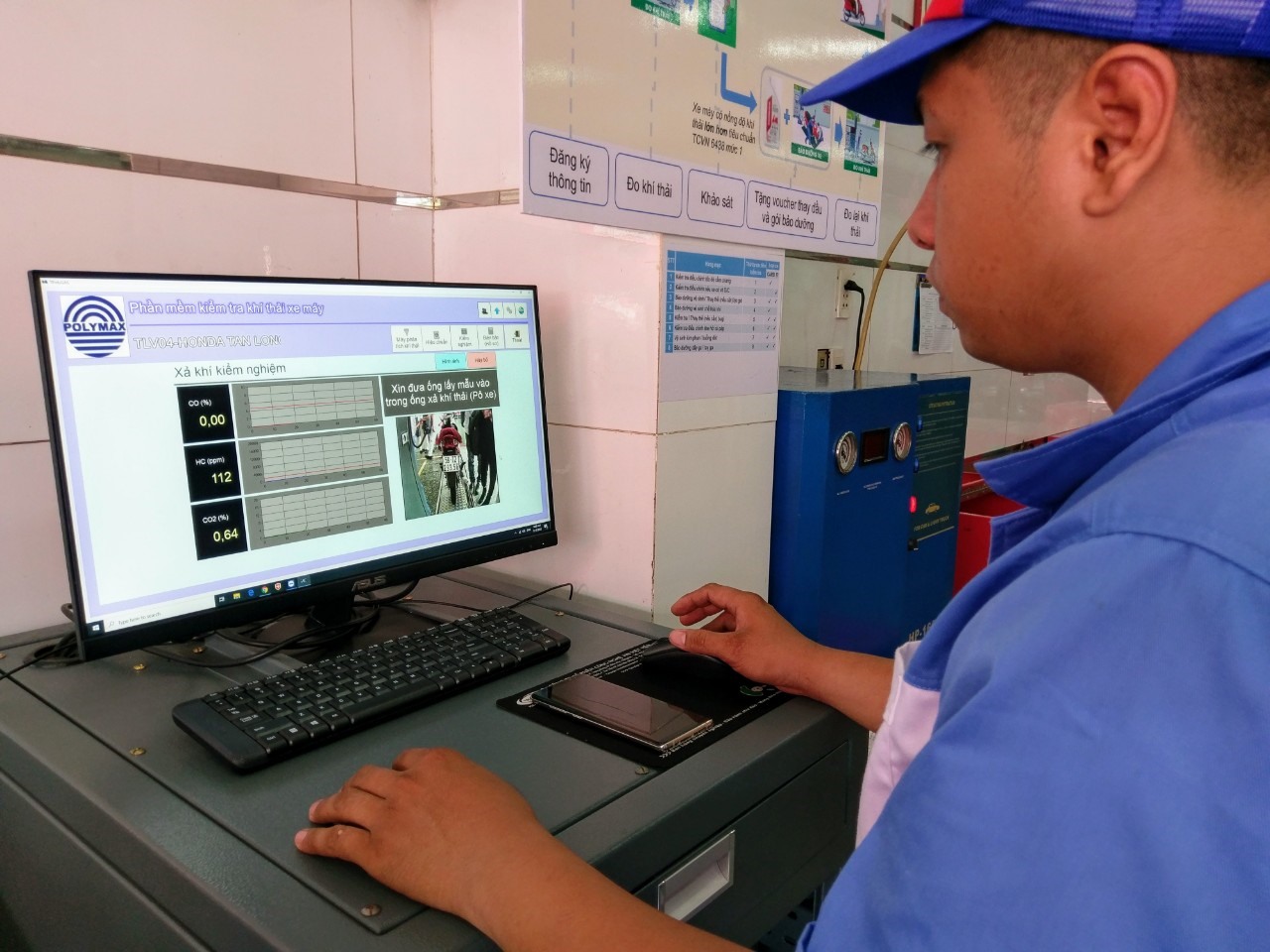 Nhân viên đại lý tiến hành đo thông số về khí CO, HC ở chế độ không tải. Ảnh: Minh Quân