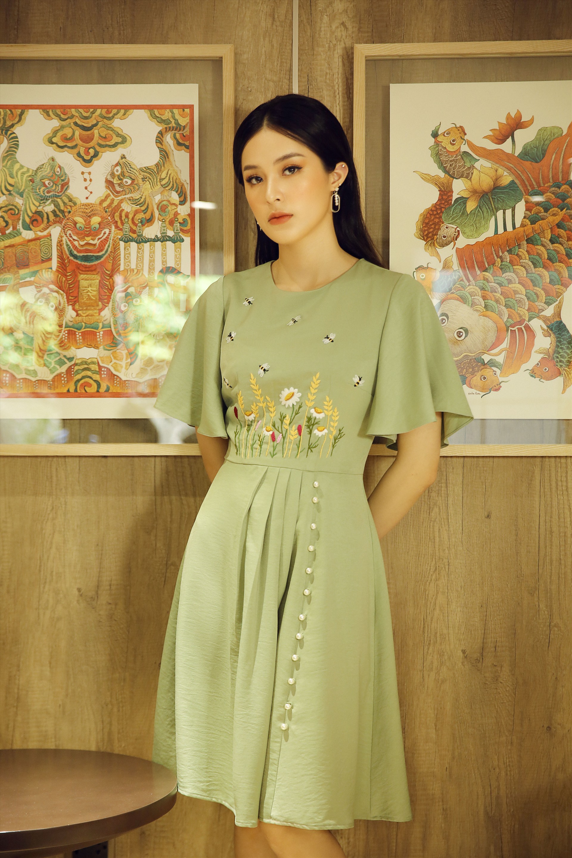 Sau 2 năm “ở ẩn“, Hạ Vi đã chính thức quay trở lại showbiz sau gần 2 năm vắng bóng. Người đẹp gốc Hải Phòng đã nhanh chóng “ghi điểm” trong mắt công chúng với loạt ảnh khoe nhan sắc ngày một lên hương.