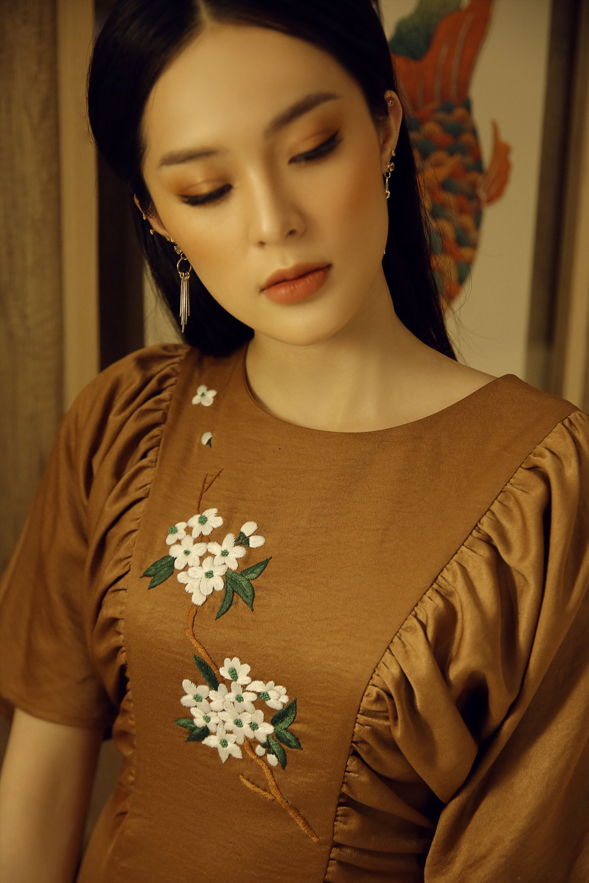 Hạ Vi chia sẻ thêm thời gian qua, cô ở nhà nghỉ ngơi, chăm sóc bản thân và đã tăng cân, không gầy gò như trước: “Để chuẩn bị cho kế hoạch 'tái xuất' showbiz, tôi đã tập trung cải thiện về cân nặng và vóc dáng thông qua những thực đơn ăn uống, bổ sung thêm dưỡng chất cho cơ thể, chế độ nghỉ ngơi và tập luyện thể lực hàng ngày trong thời điểm xã hội cách ly. Hiện tại, tôi đã tăng lên gần 7 kg nên cơ thể đã hoàn hảo và gương mặt cũng tròn trịa hơn so với trước đây“. Ảnh: Hạ Vi.
