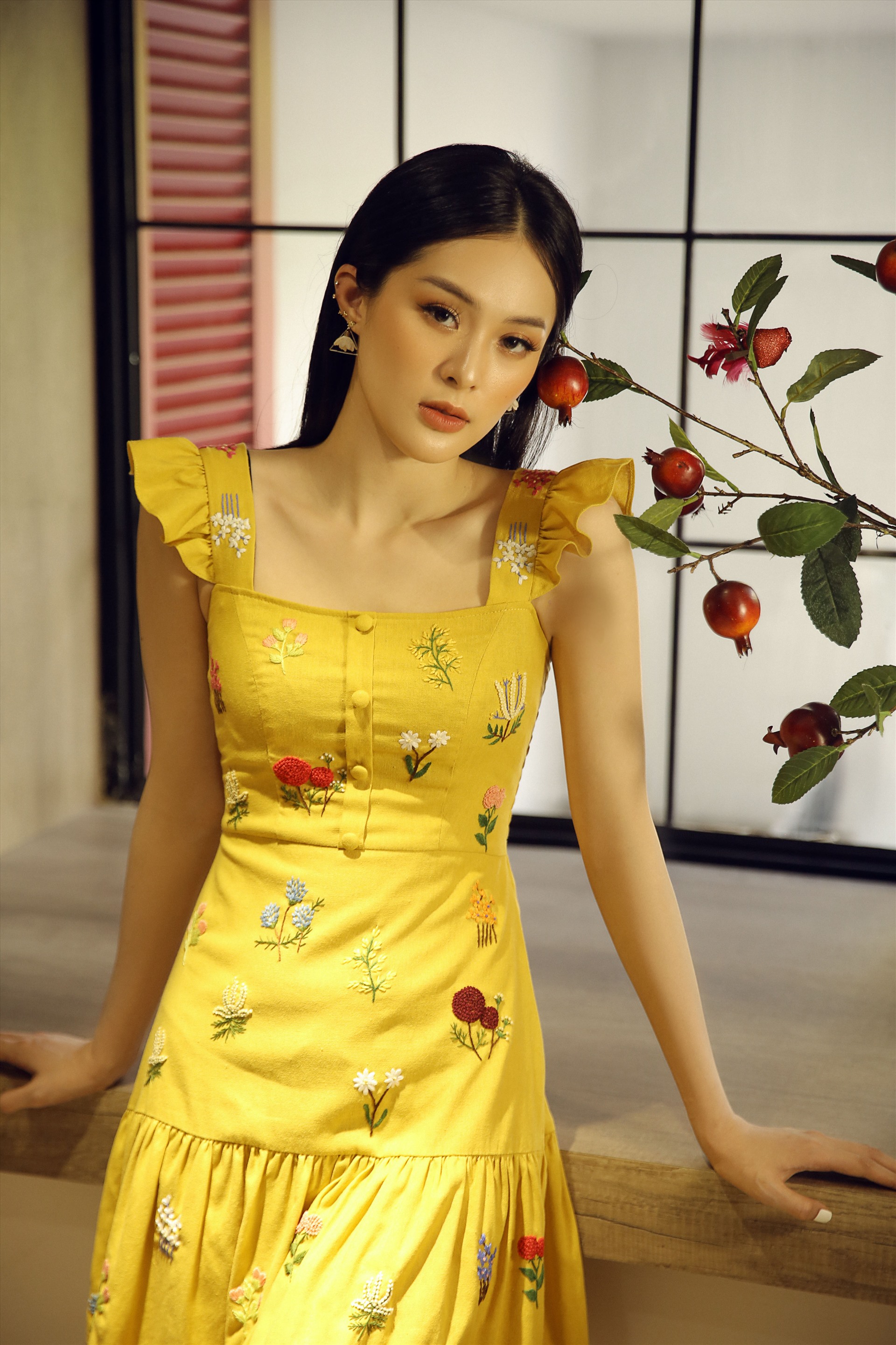 Ngoài ra, nói về những hình ảnh gầy gò từng khiến cư dân mạng xót xa, Hạ Vi cho hay: “Tôi rất mong khán giả sẽ bỏ qua những lúc bản thân mình không được hoàn hảo nhất trong con mắt của mọi người. Hạ Vi hứa trong thời gian tới sẽ không để những ồn ào về đời tư ảnh hưởng đến sự nghiệp“. Ảnh: Hạ Vi.