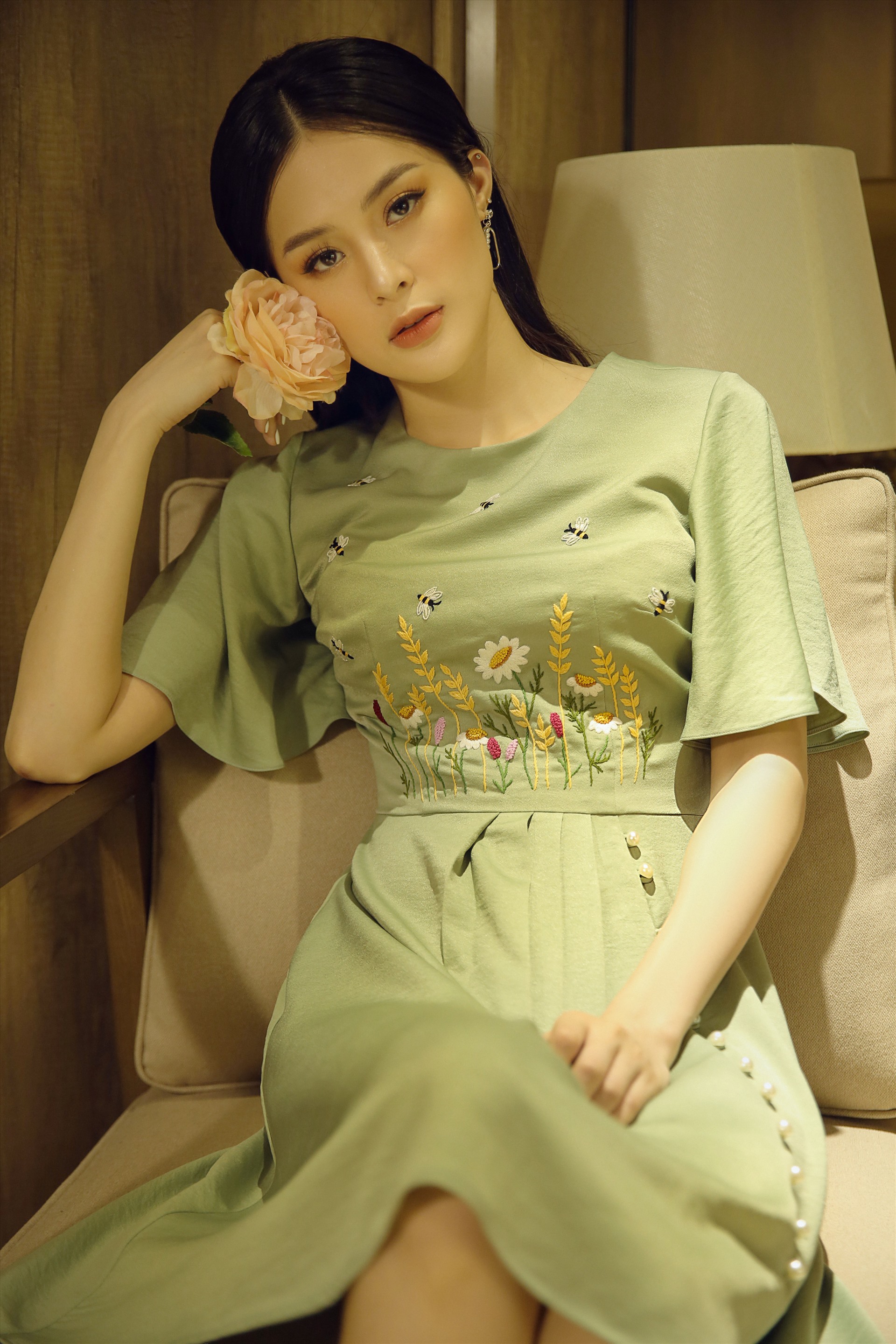 Bộ hình này được nàng Tấm của bộ phim Tấm Cám: Chuyện Chưa Kể thực hiện sau khi cả nước hết lệnh cách ly toàn xã hội vì ảnh hưởng của dịch Covid-19. Tuy sau thời gian dài không chụp mẫu ảnh, nhưng khỉ trở lại ánh đèn người đẹp 9x vẫn bắt nhịp rất nhanh với luồng công việc. Hạ Vi chia sẻ, bộ hình này được diễn ra trong thời gian rất nhanh gọn, chỉ vỏn vẹn trong vòng 3 giờ đồng hồ bao gồm cả trang điểm và chụp ảnh. Ảnh: Hạ Vi.