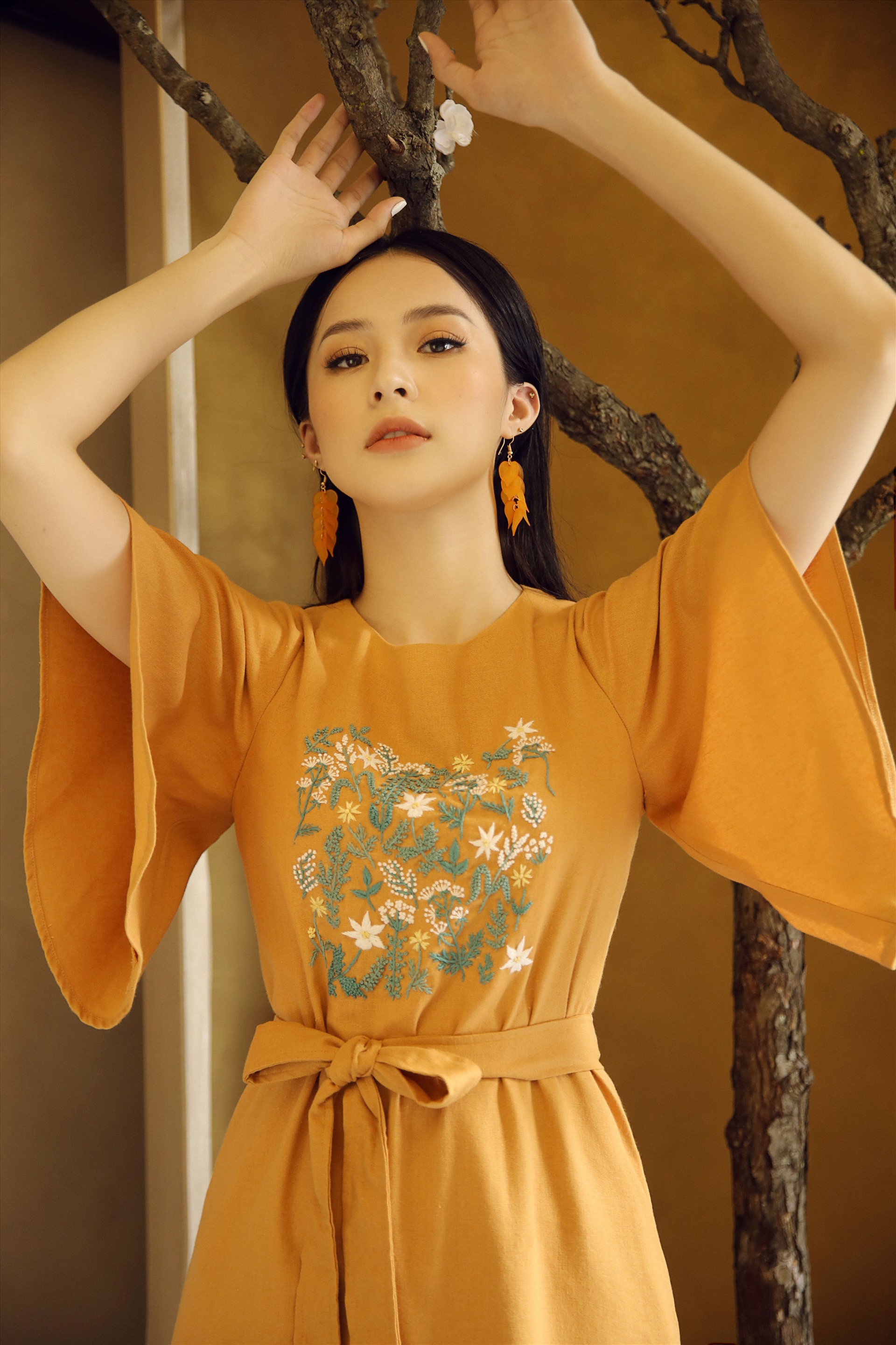 Trong loạt ảnh mới, mỹ nhân sinh năm 1993 lựa chọn phong cách make up nhẹ nhàng cùng với các kiểu tóc đơn giản như búi nhẹ hay thả buông lơi. Ngoài ra, về trang phục Hạ Vi lựa chọn những bộ váy với chất liệu lụa mềm mại, có điểm nhấn là những họa tiết ít cùng gam màu tươi trẻ phù hợp với nhiều độ tuổi khác nhau. Ảnh: Hạ Vi.