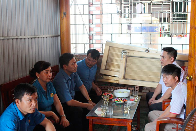 Đồng chí Lê Thanh Hà - Chủ tịch LĐLĐ tỉnh thăm hỏi, động viên các gia đình đoàn viên, người lao động có hoàn cảnh khó khăn, ốm đau bệnh tật. Ảnh: Nguyễn Cường