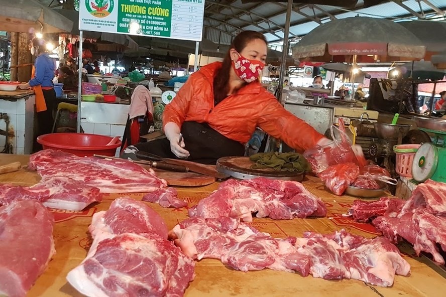 Giá thịt lợn bán lẻ trên thị trường hiện vẫn rất cao. Ảnh: Kh.V