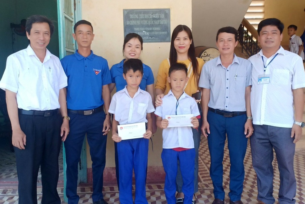 Học sinh Anh và Hải được động viên. Ảnh: XĐ.