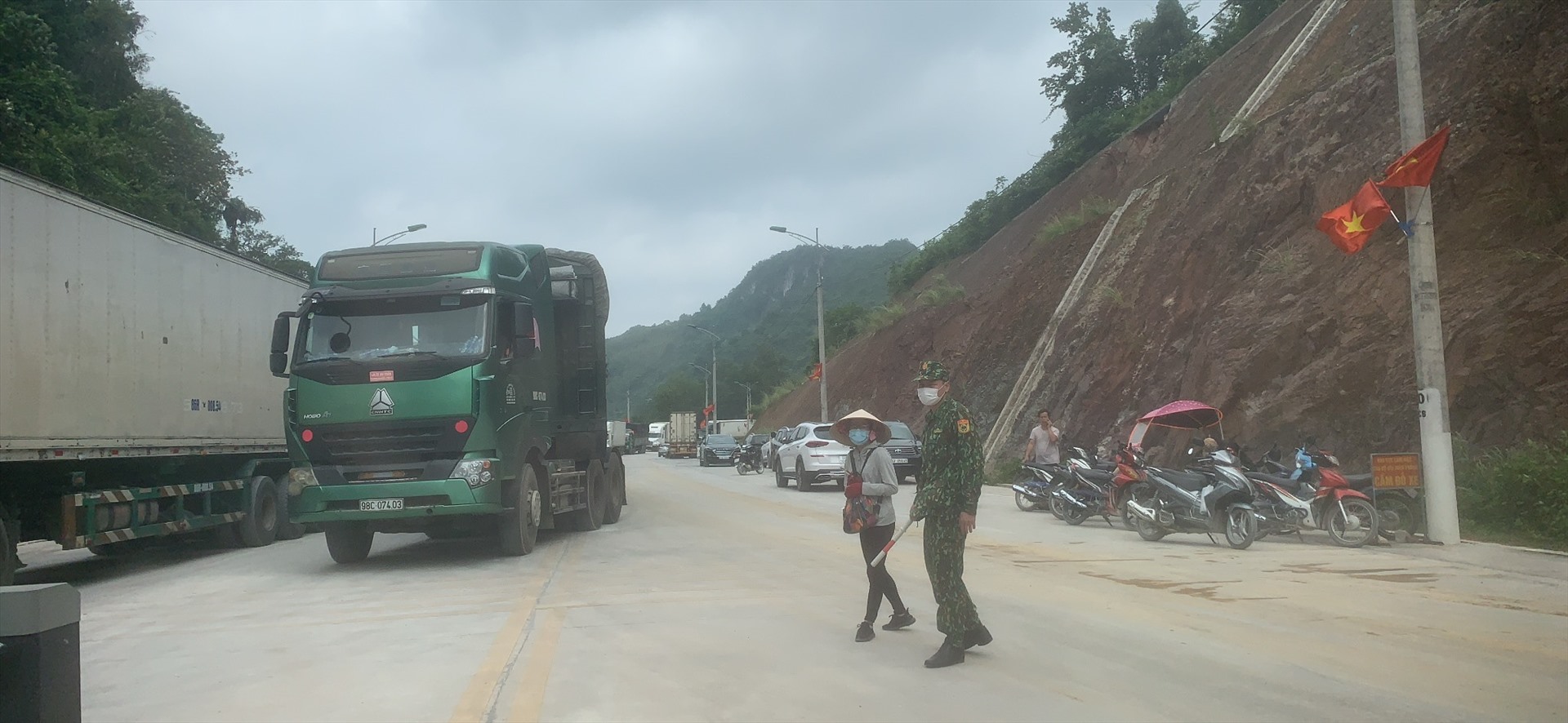 Đường vào cửa khẩu Tân Thanh (Lạng Sơn) hiện không còn tình trạng ùn ứ xe hàng như thời điểm cách đây 1 tháng. Ảnh chụp ngày 14.5. Ảnh: CHÍ NGUYÊN
