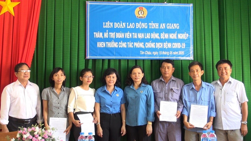 Phó chủ tịch LDLĐ tỉnh Phan Thị DIễm trao hỗ trợ MACĐ cho đoàn viên có hoàn cảnh khó khăn về nhà ở. Ảnh: Tuyết Như