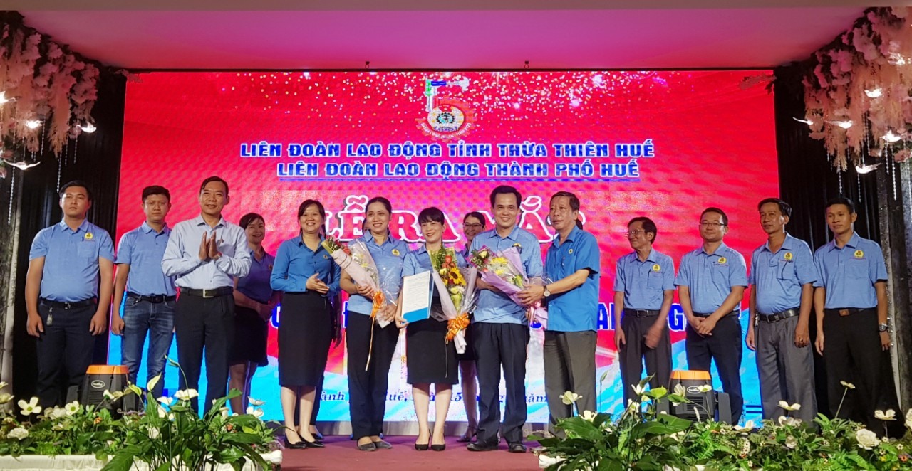 Dịp này, LĐLĐ TP. Huế công bố quyết định thành lập 2 Công đoàn cơ sở và ra mắt thành lập Câu lạc bộ Chủ tịch Công đoàn cơ sở ngoài quốc doanh với 16 thành viên. Ảnh: P. Đạt.