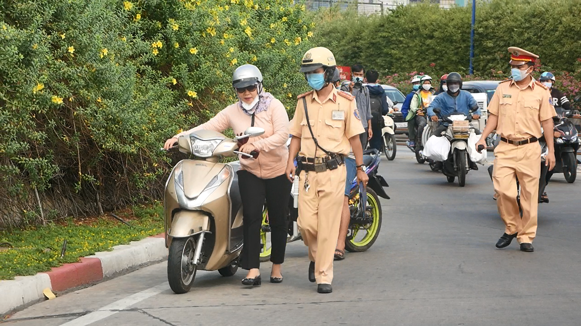 CSGT dừng phương tiện kiểm tra. Ảnh: Anh Tú