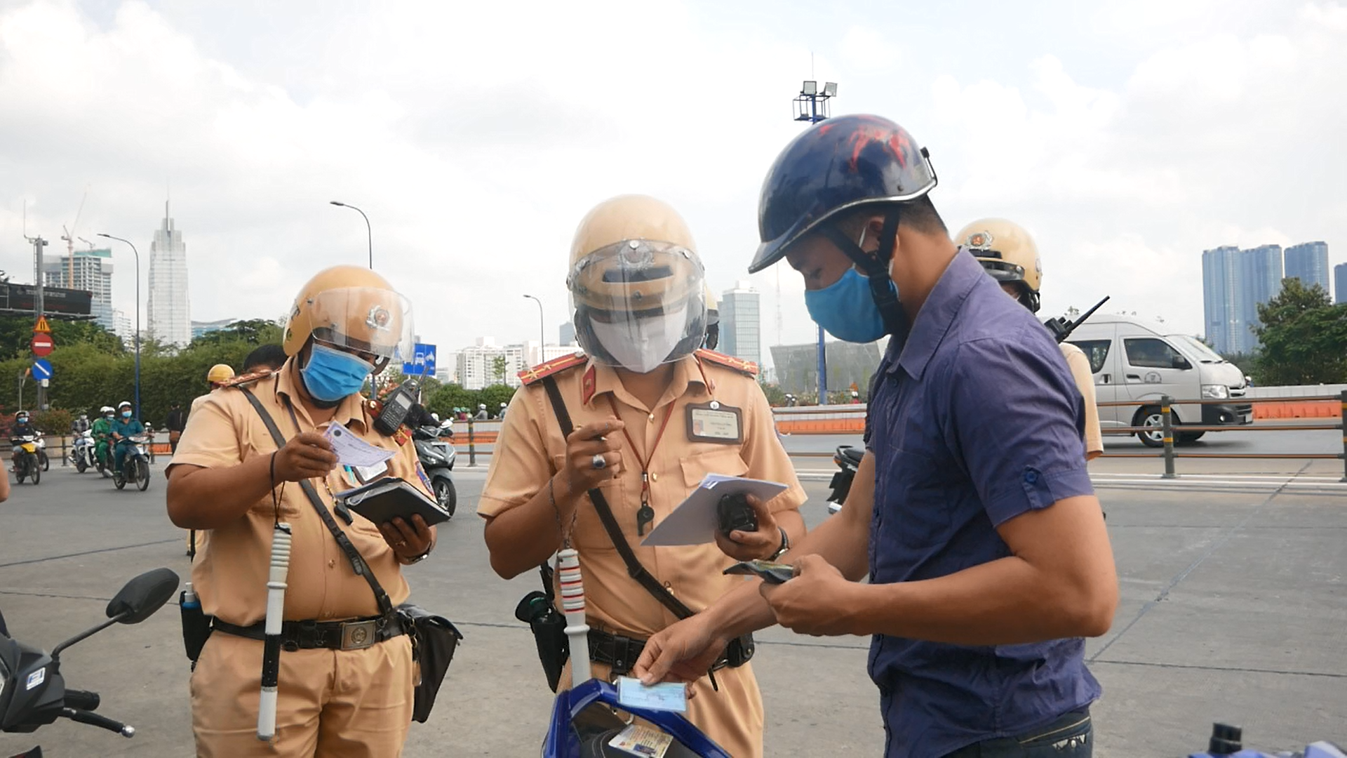 Hầu hết, người dân đều chấp hành nghiêm các quy định, các trường hợp vi phạm được tiến hành lập biên bản và xử lý theo pháp luật. Ảnh: Anh Tú
