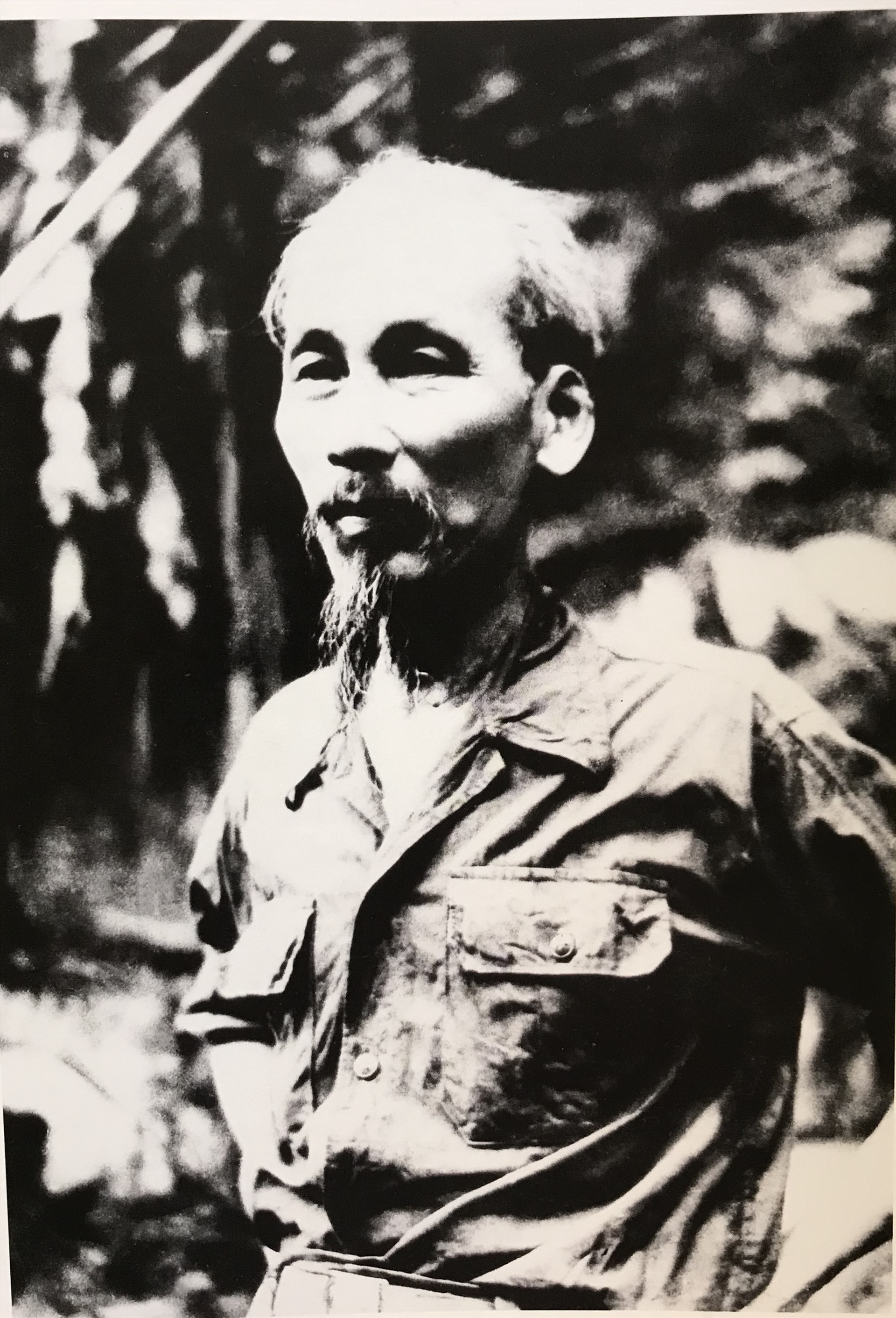 “Bác vẫn cùng chúng cháu hành quân” của Đinh Đăng Định. Chụp lại từ cuốn sách “Ảnh Việt Nam thế kỷ XX” do Bộ Văn hóa - Thông tin, Hội nghệ sĩ Nhiếp ảnh Việt Nam xuất bản năm 2006. Ảnh tư liệu