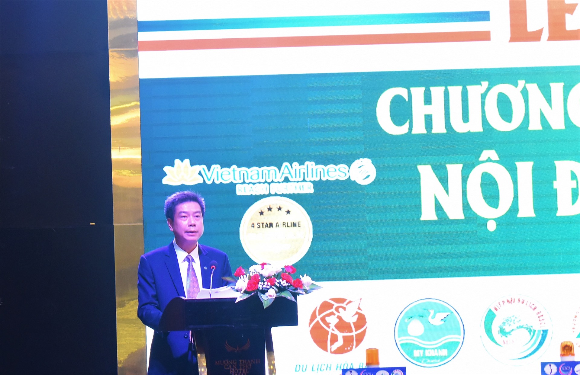 Ông Đặng Minh Việt – Trưởng chi nhánh Vietnam Airlines tại Cần Thơ - phát biểu chương trình kích cầu du lịch toàn quốc tại TP.Cần Thơ. Ảnh: Thành Nhân