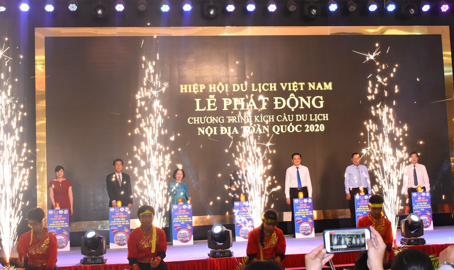 Các vị đại biểu thực hiện nghi thức nhấn nút phát động chương trình kích cầu du lịch toàn quốc năm 2020. Ảnh: Thành Nhân