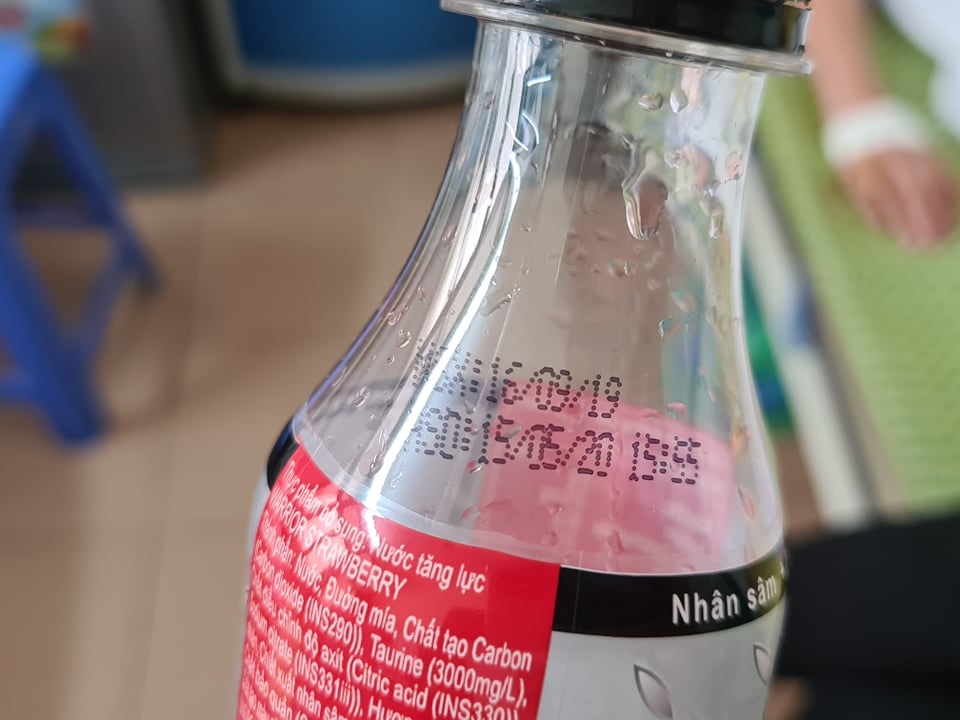 Hạn sử dụng in trên vỏ chai nước. Ảnh ĐL