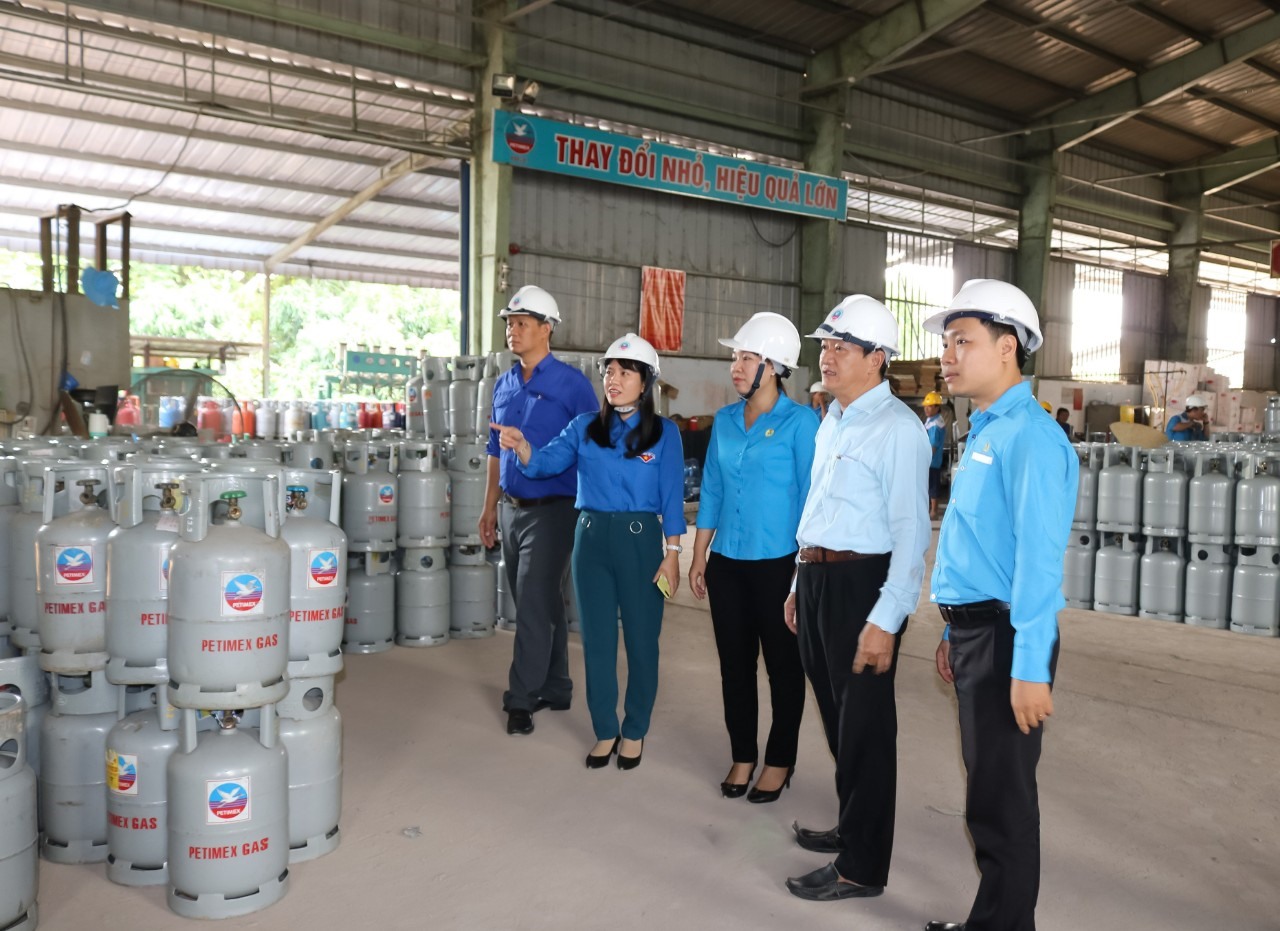 Đoàn đến tham quan quy trình sản xuất, công tác ATVSLĐ và thăm hỏi công nhân đang làm việc tại nhà máy. Ảnh: HL