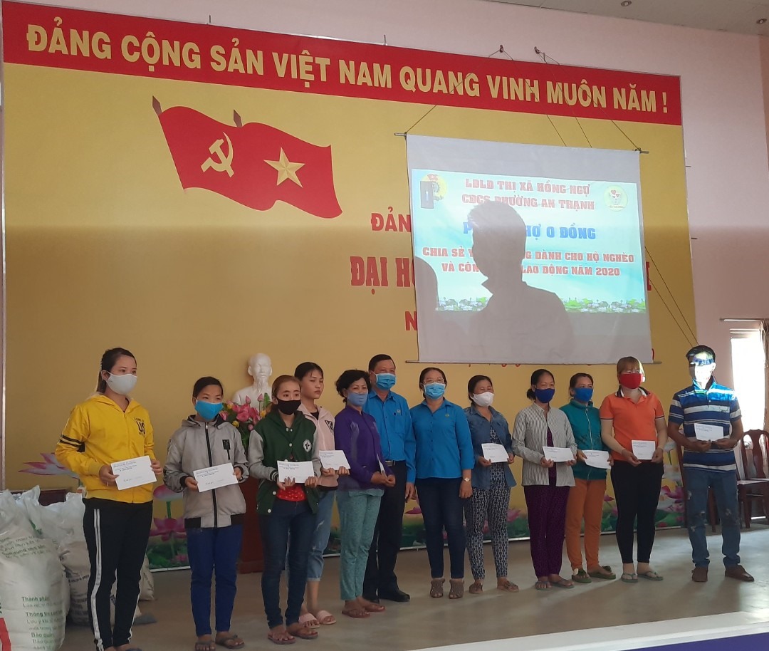 Trao tặng 10 suất hỗ trợ CNLĐ bị ảnh hưởng dịch Covid-19. Ảnh:PT