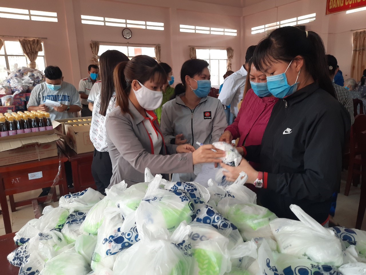 Người lao động cảm thấy ấm lòng với những sản phẩm tại phiên chợ 0 đồng dù chỉ là những nhu yếu phẩm sử dụng hàng ngày trong gia đình. Ảnh:PT