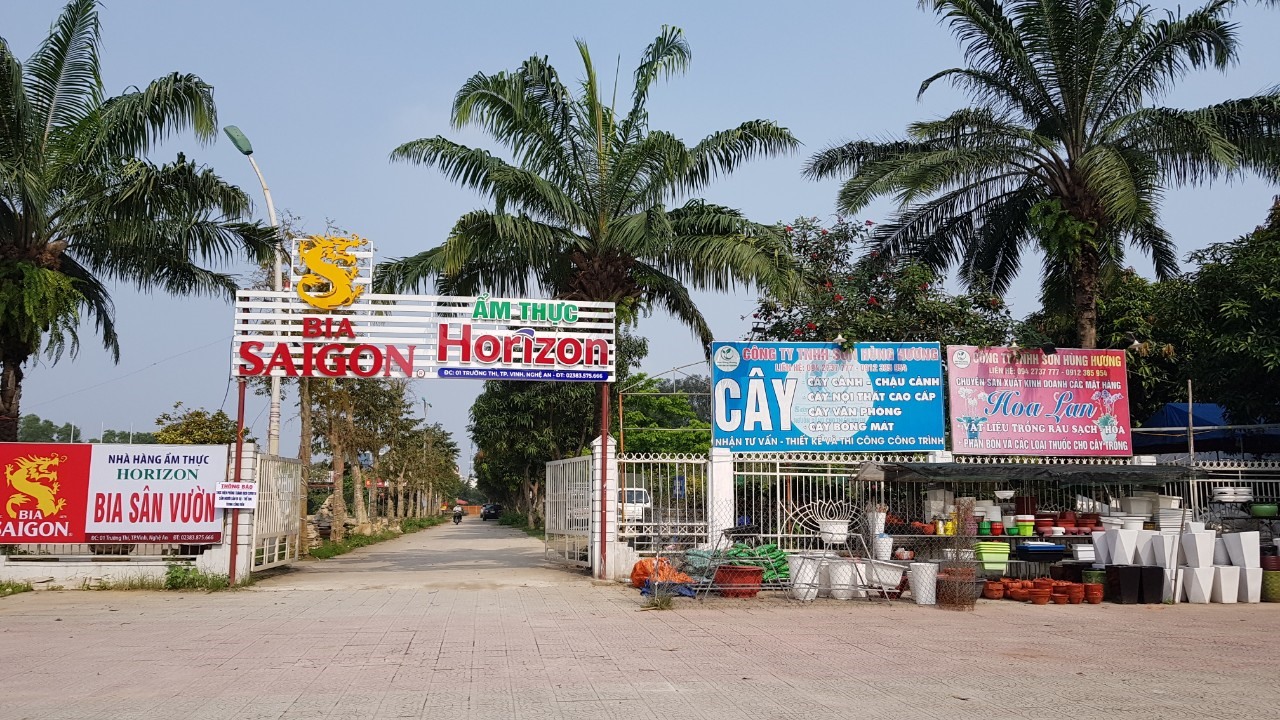 Khu vực kinh doanh ẩm thực, bán gốm sứ trong Công viên Trung tâm. Ảnh: Quang Đại