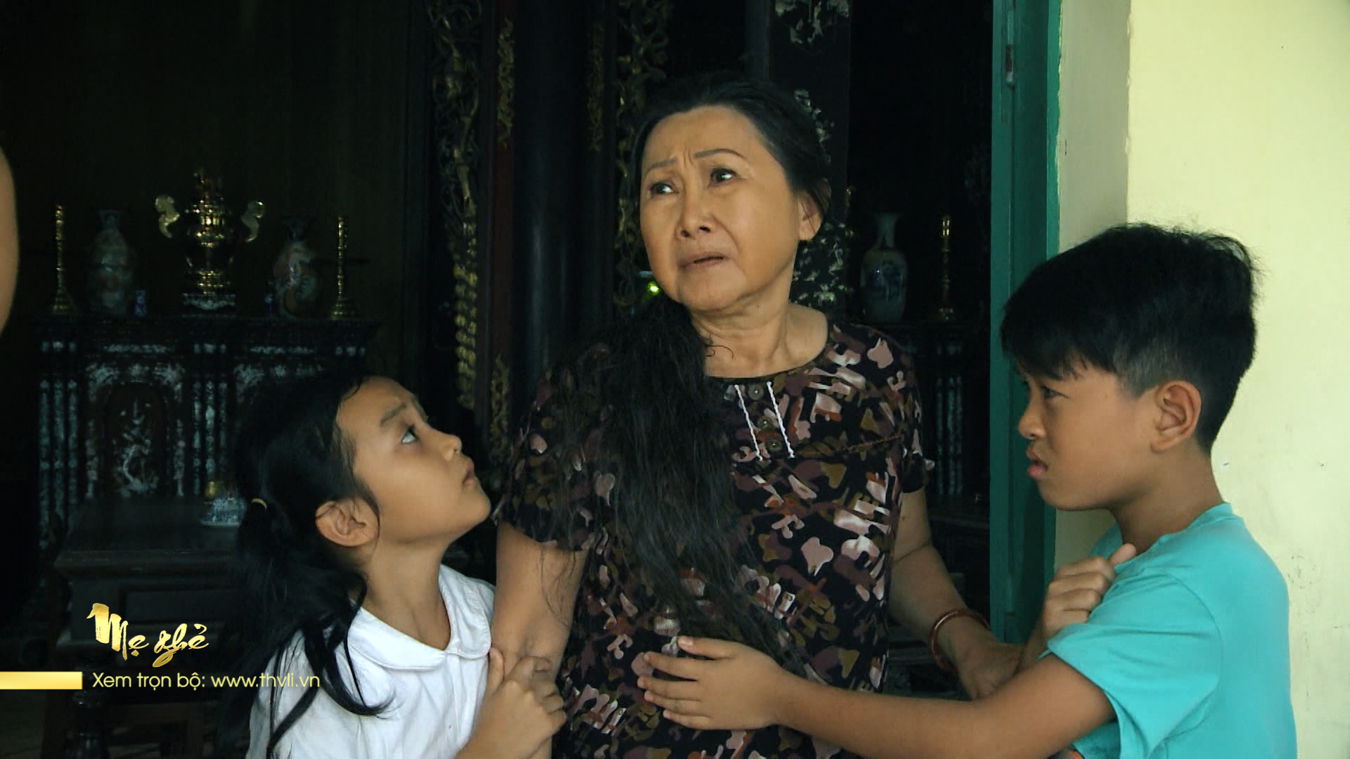 Bà Sang giải thích với các cháu nhưng không thành. Ảnh: Phim Mẹ ghẻ.