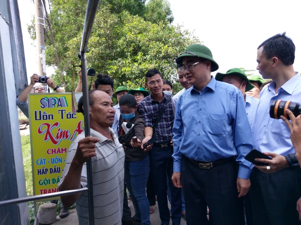 Bí thư Nguyễn Thiện Nhân đang trao đổi với người dân ở ấp 4, xã Vĩnh Lộc A, huyện Bình Chánh để nắm bắt thực trạng xây nhà không phép. Ảnh: Minh Quân
