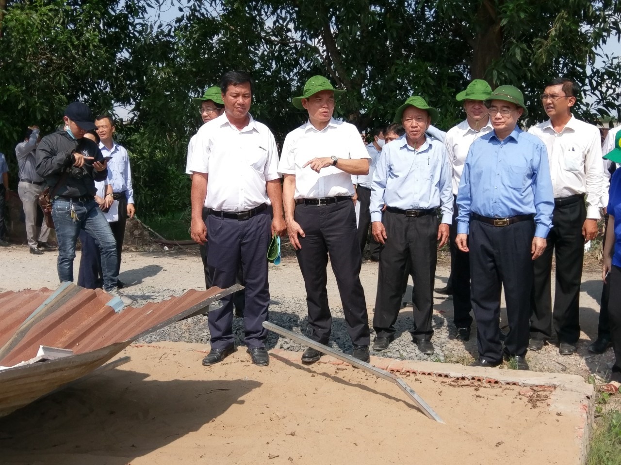 Tại khu vực ấp 7, xã Vĩnh Lộc A, Bí thư Nguyễn Thiện Nhân đã trực tiếp chứng kiến một công trình xây dựng trái phép vừa bị cưỡng chế, phá dỡ hôm qua (ngày 16.5). Ảnh: Minh Quân
