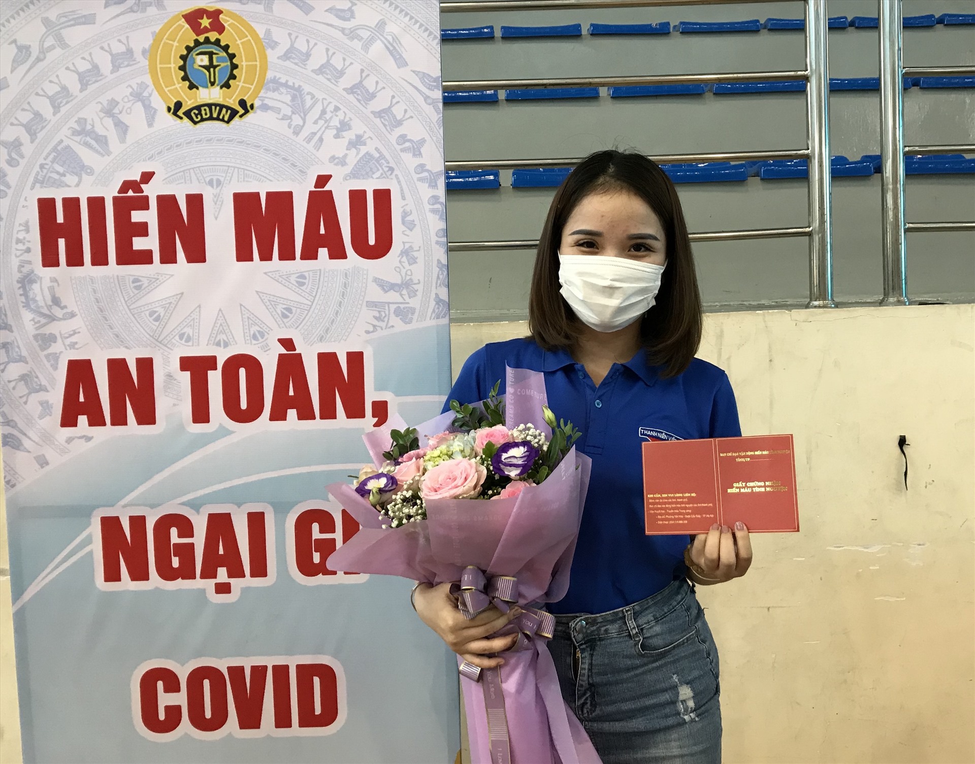 Trong gần 500 CNVCLĐ tham gia hiến máu, nhiều trường hợp có hơn 10 lần hiến máu tình nguyện. Ảnh MD