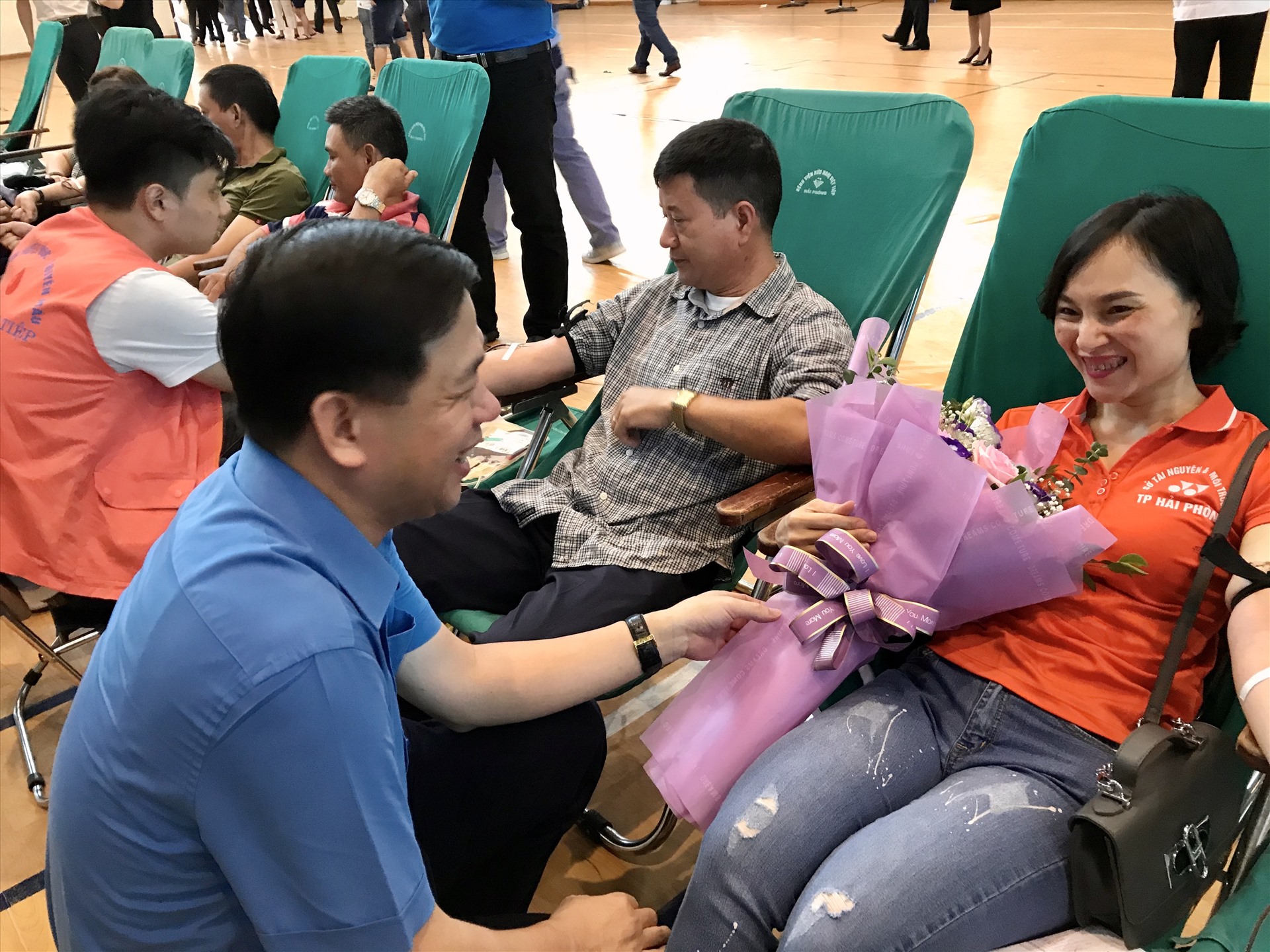 Lãnh đạo LĐLĐ Hải Phòng tặng hoa động viên người tham gia hiến máu. MD