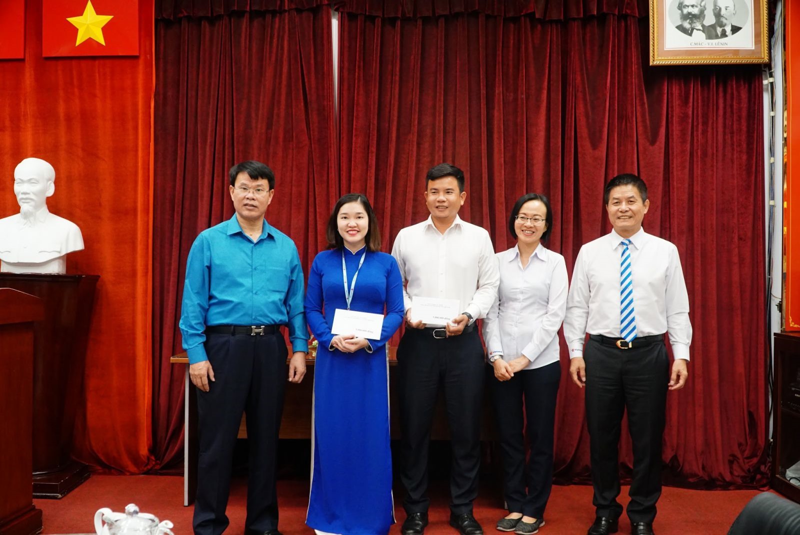 Đồng chí Đỗ Nga Việt (ngoài cùng bên trái) đã tặng quà cho 2 CNLĐ có hoàn cảnh khó khăn tại Công ty cổ phần du lịch Vietravel. Ảnh: Quốc Thế