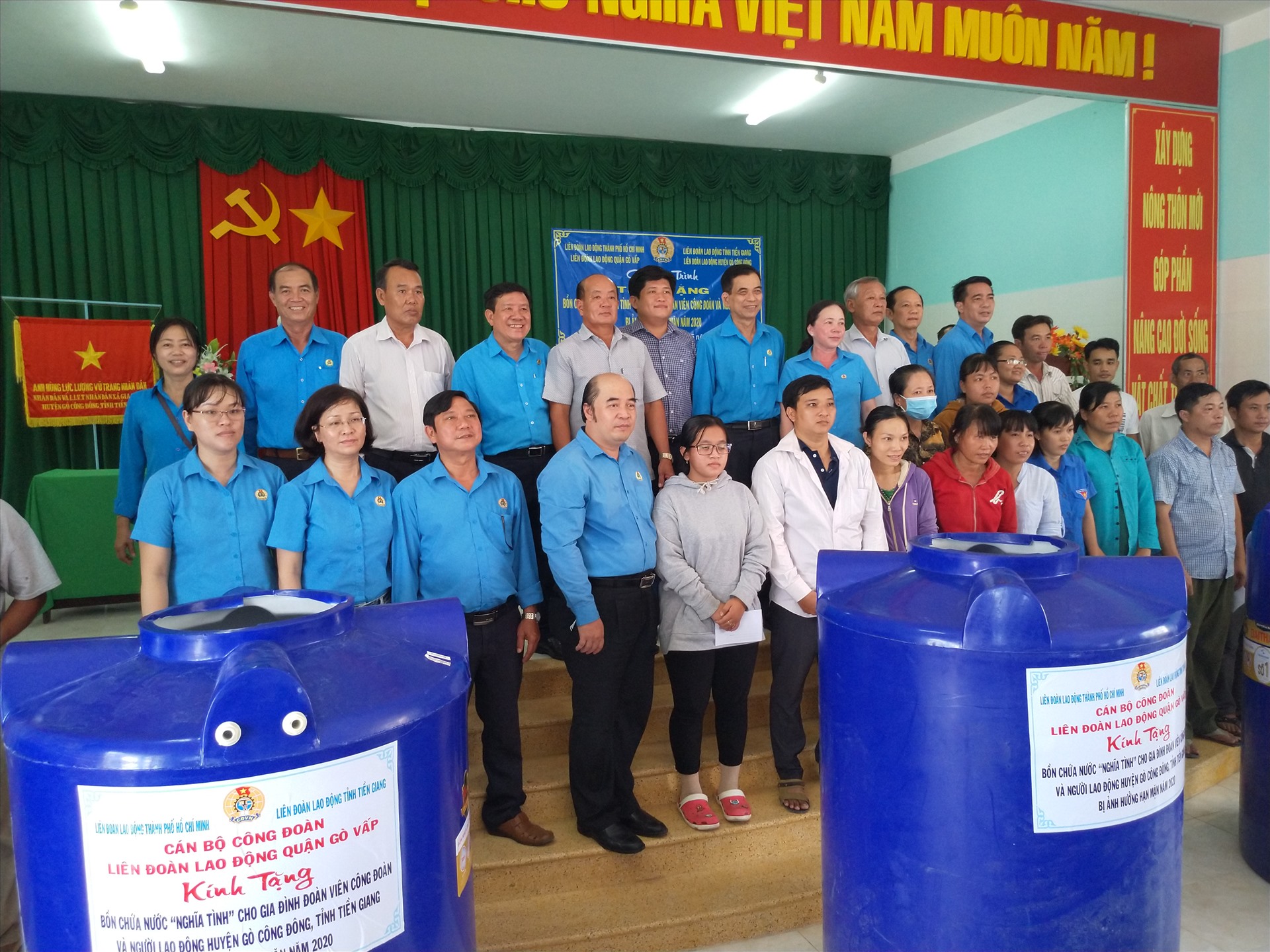 Chụp ảnh lưu niệm tại buổi trao bồn chứa nước. Ảnh: K.Q