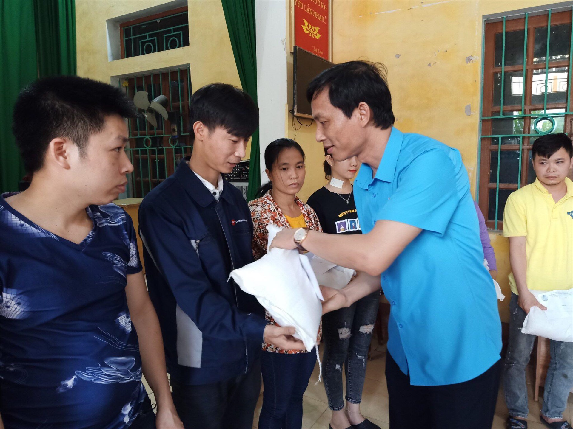 204 suất quà, trợ cấp được trao tận tay công nhân nhà trọ bị ảnh hưởng bởi dịch COVID-19. Ảnh Diệu Thúy