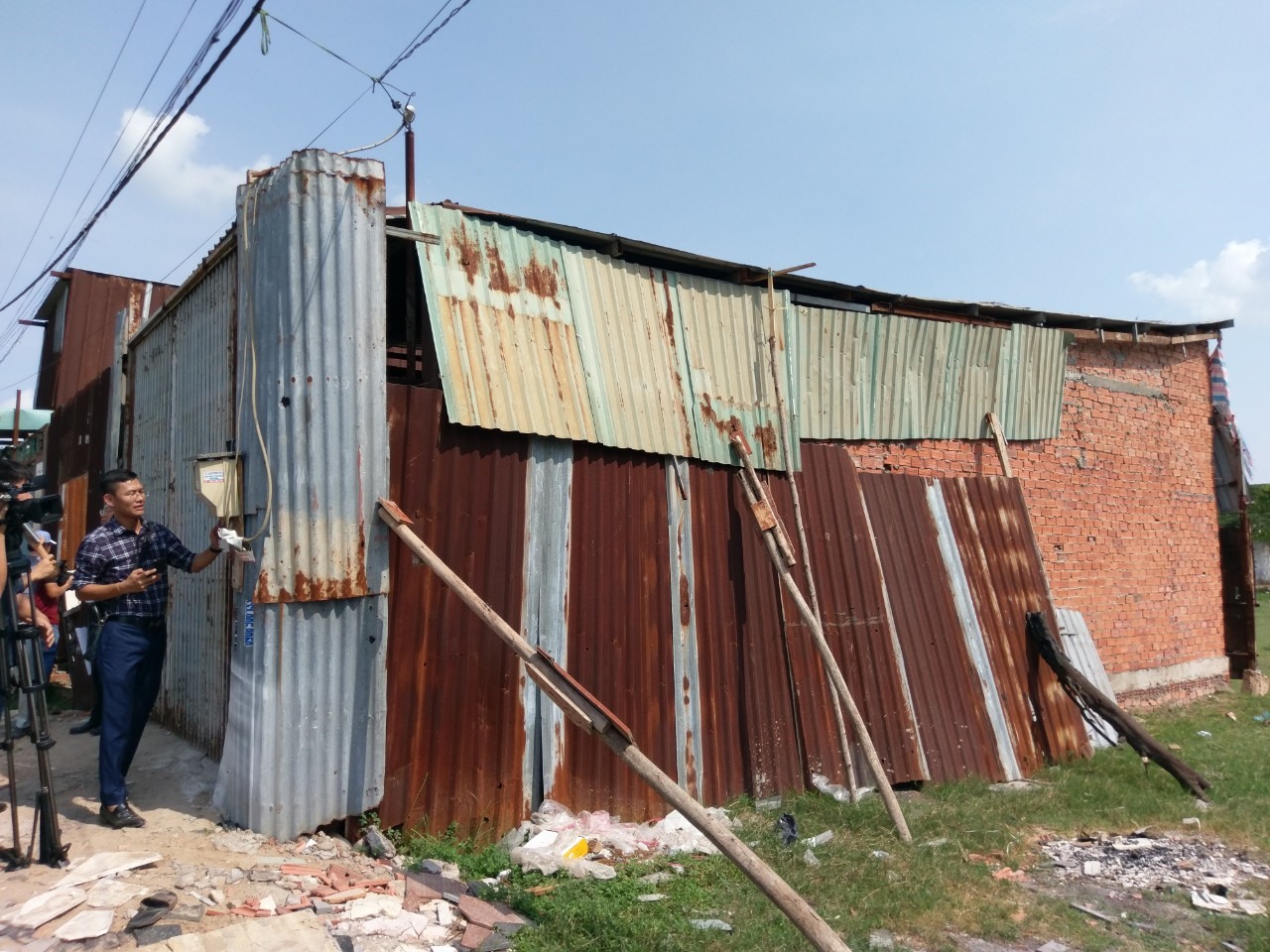 Một căn nhà xây không phép, bên ngoài được quây tôn ở xã Vĩnh Lộc A, huyện Bình Chánh. Ảnh: Minh Quân