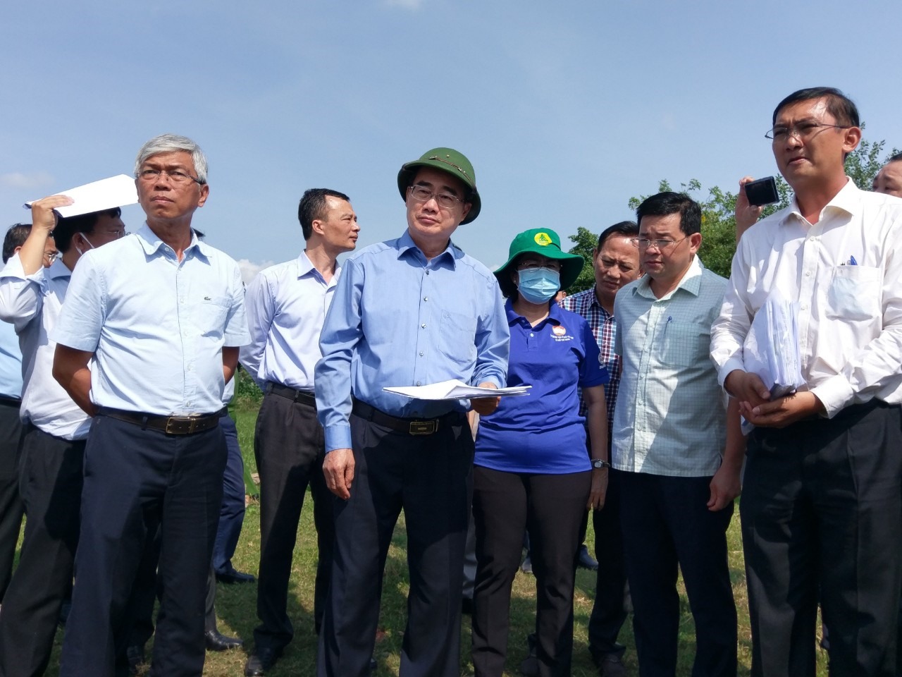 Bí thư Thành ủy TPHCM Nguyễn Thiện Nhân cùng đoàn lãnh đạo thành phố đi thị sát thực tế tình trạng xây dựng nhà không phép ở xã Vĩnh Lộc A, huyện Bình Chánh. Ảnh: Minh Quân